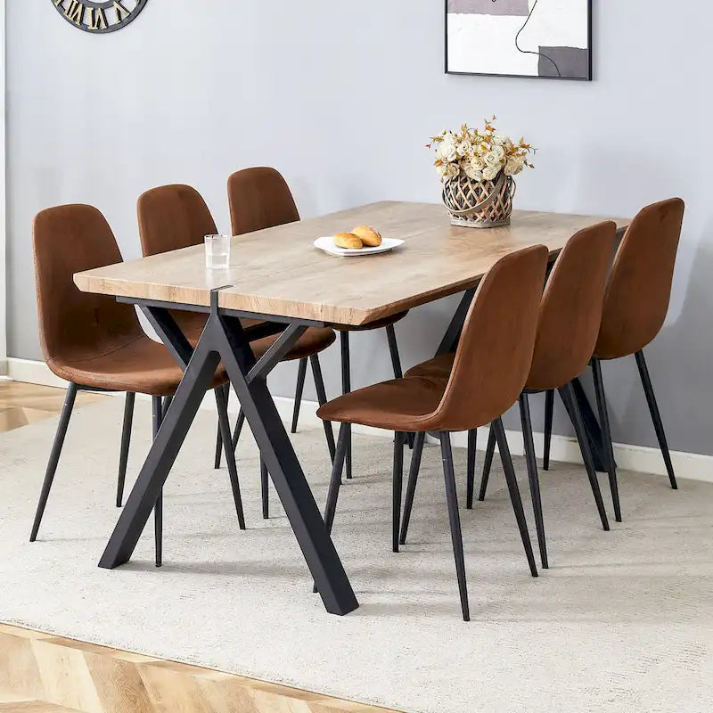 Ensemble de salle à manger moderne avec table rectangulaire noire à piètement en A et chaises à dossier rond