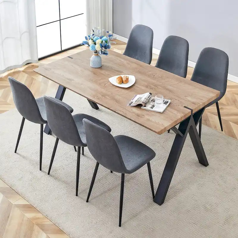 Ensemble de salle à manger moderne avec table rectangulaire noire à piètement en A et chaises à dossier rond