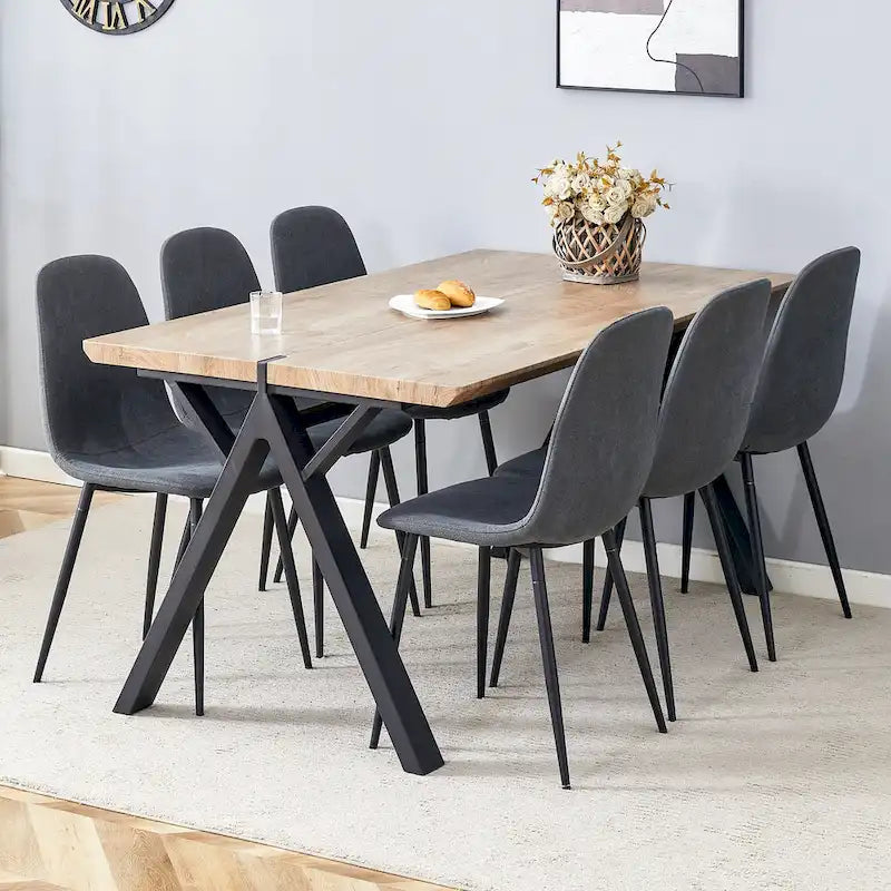 Ensemble de salle à manger moderne avec table rectangulaire noire à piètement en A et chaises à dossier rond