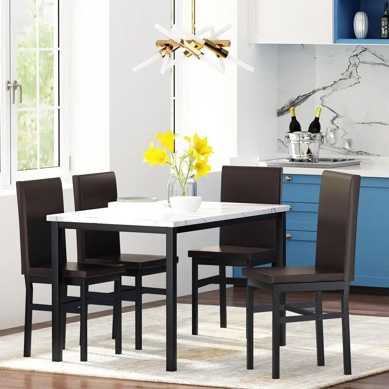 Ensemble table à manger Mieres 5 pièces en faux marbre avec 4 chaises rembourrées en cuir PU