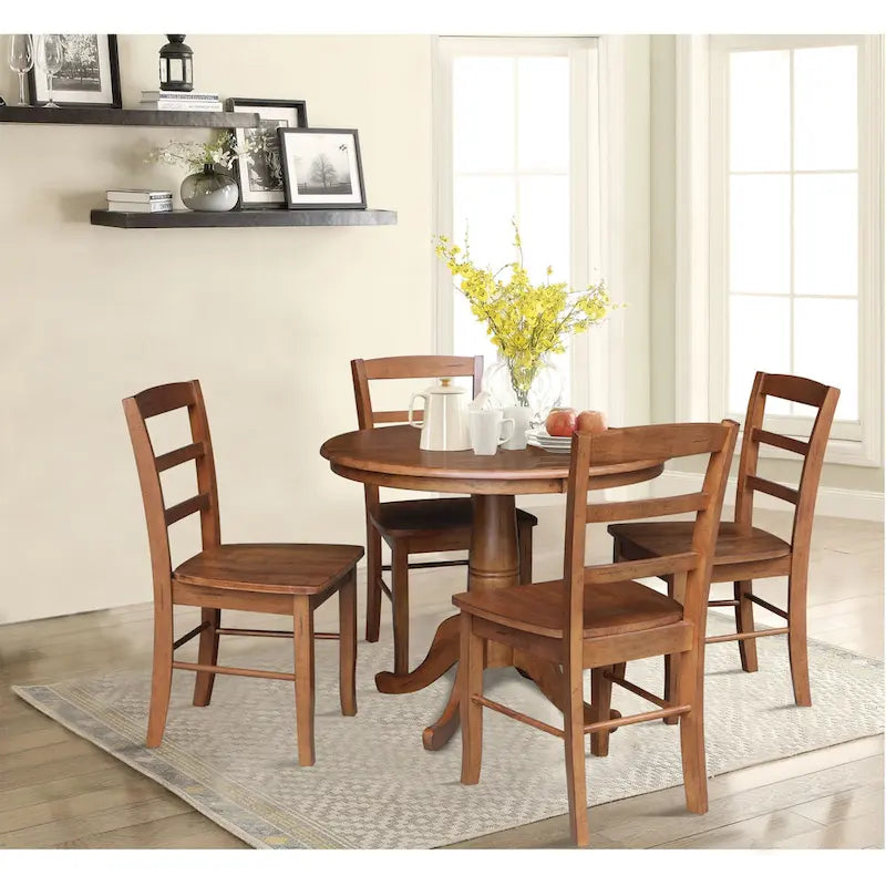 Table à manger ronde sur pied 36 po en bois massif International Concepts avec 4 chaises à dossier échelle Madrid
