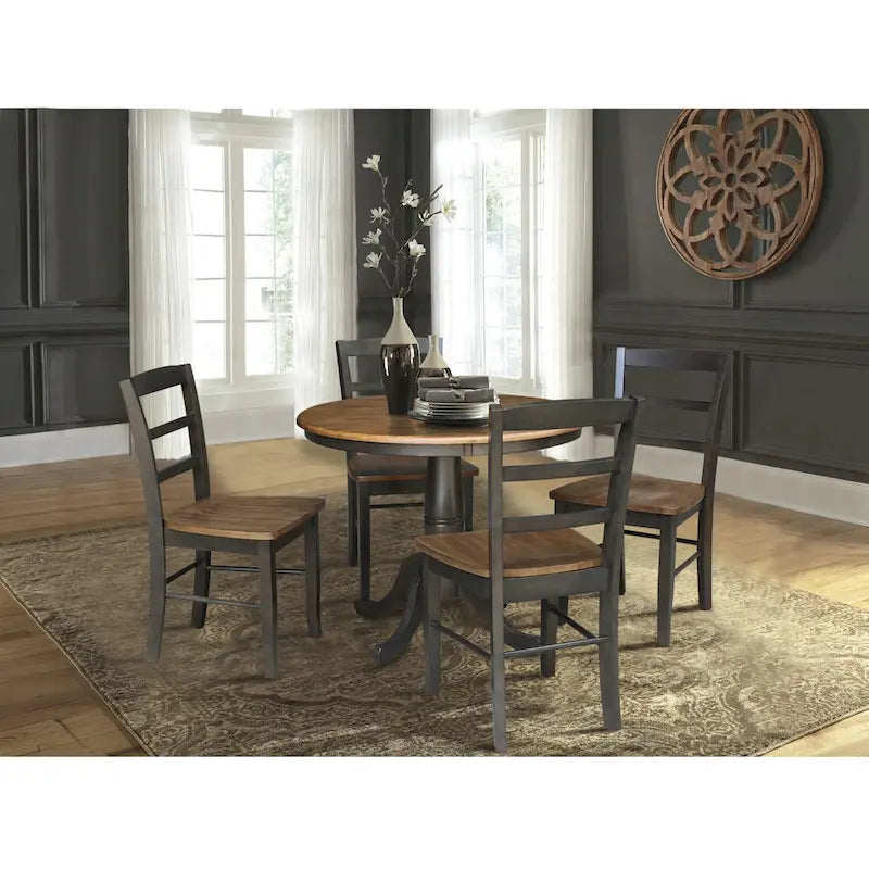 Table à manger ronde sur pied 36 po en bois massif International Concepts avec 4 chaises à dossier échelle Madrid