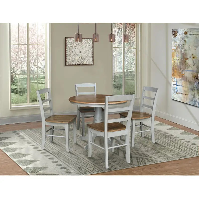 Table à manger ronde sur pied 36 po en bois massif International Concepts avec 4 chaises à dossier échelle Madrid