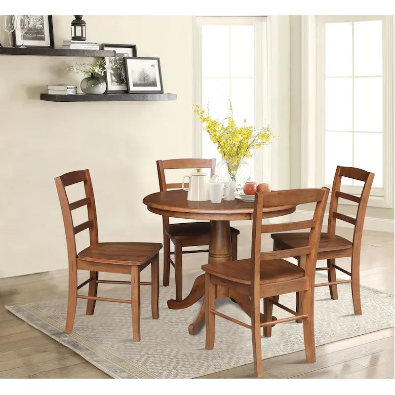 Table à manger ronde sur pied 36 po en bois massif International Concepts avec 4 chaises à dossier échelle Madrid