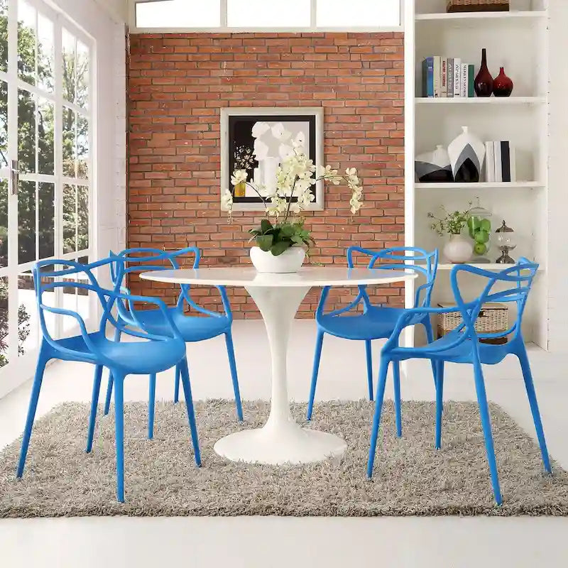 Ensemble de 4 chaises en plastique intriqué