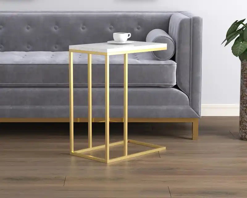 Table d'appoint en marbre en forme de C en métal doré avec cadre en métal de 19 pouces - Multicolore